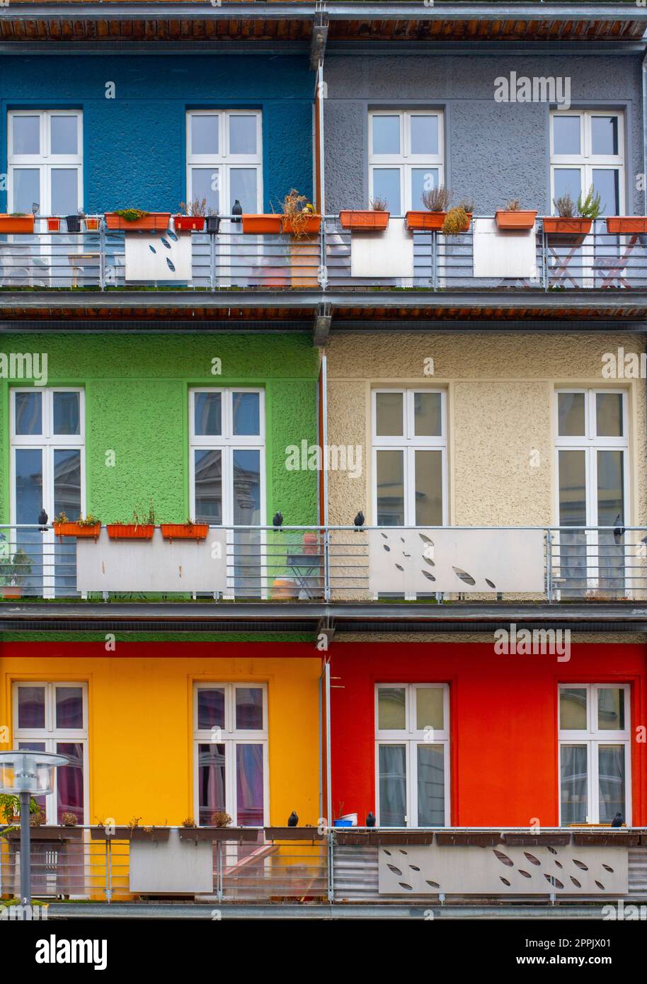 Terrasses ou balcons d'appartements résidentiels colorés. Façade avant et extérieur. Banque D'Images