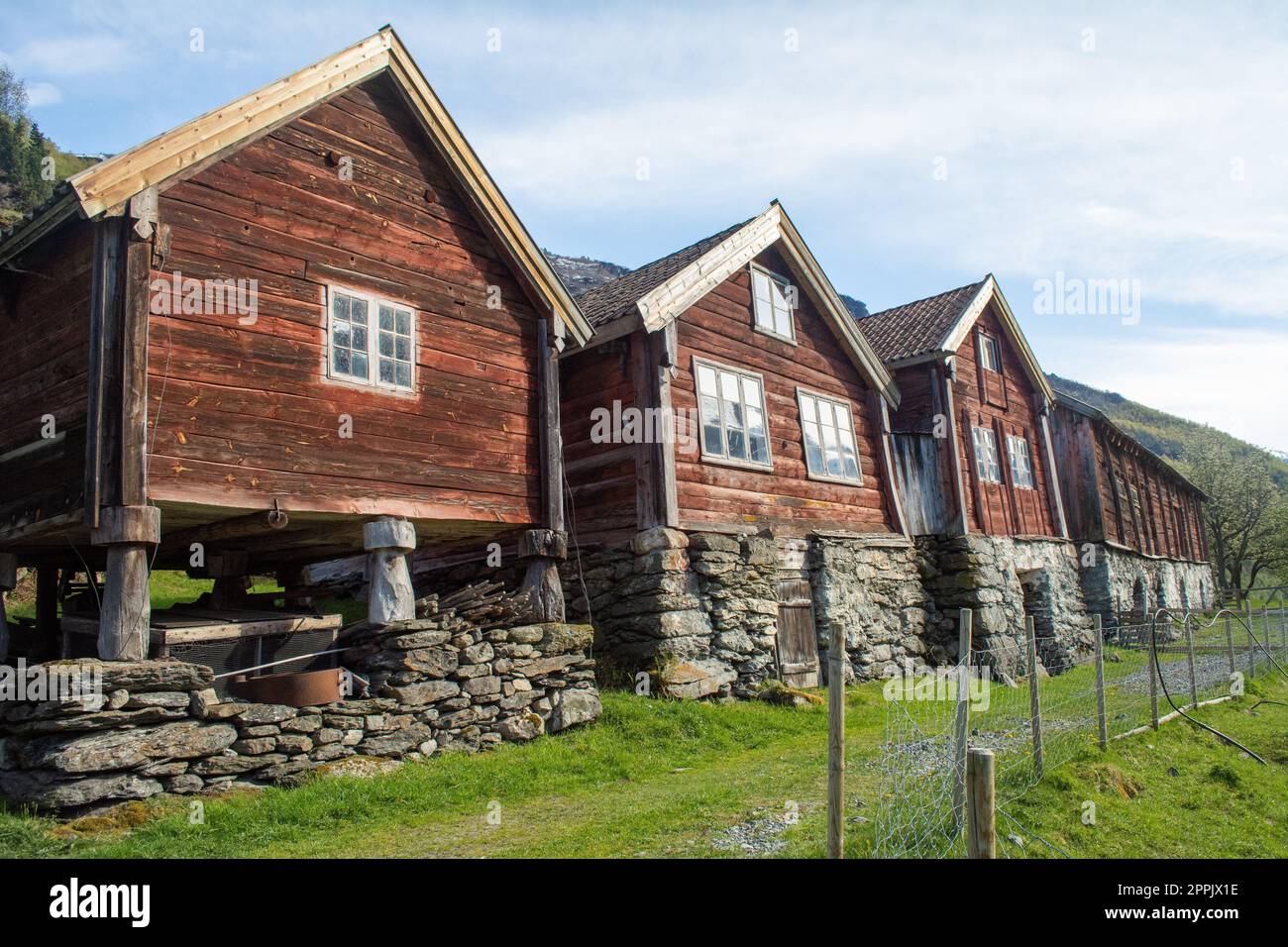 Vue sur les maisons en rangée historiques du petit village d'Otternes près de Flam, Aurland, Norvège Banque D'Images