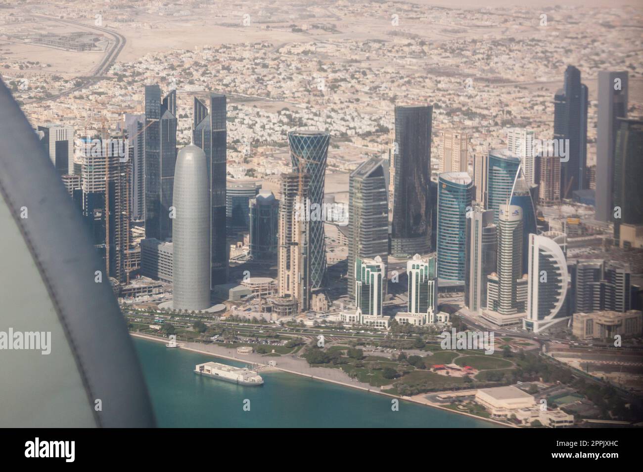 Vue aérienne de Doha à travers la fenêtre d'avion, capitale du Qatar dans le golfe Persique Banque D'Images
