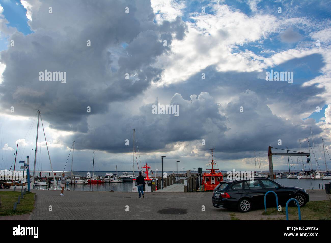 Timmendorf Strand, Allemagne, le 9 septembre 2022 - Un petit port avec un énorme nuage sur l'île de Poel, près de Timmendorf Strand sur la mer Baltique Banque D'Images