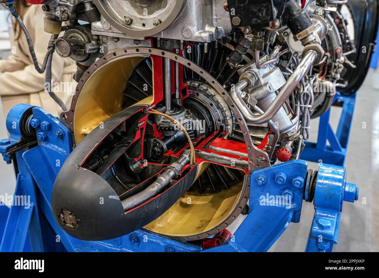 Hélicoptère russe plus ancien de l'ère 80s turbomoteur ou moteur coupé à travers le détail - exposé à l'exposition d'armes Banque D'Images