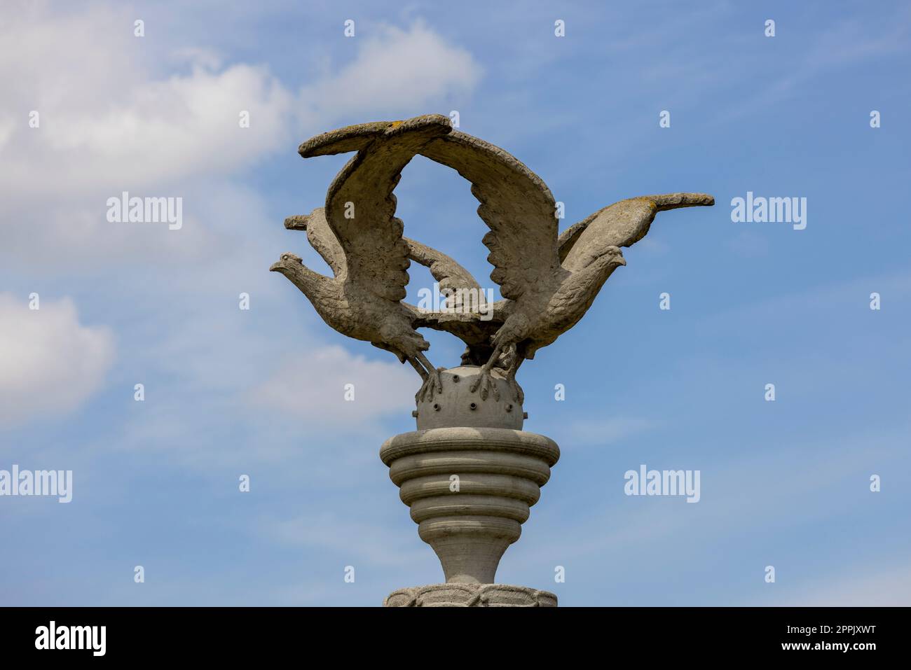 Colonne de trois aigles, réplique de la sculpture réalisée par les prisonniers du camp nazi de concentration et d'extermination de Majdanek en 1943, Lublin, Pologne Banque D'Images