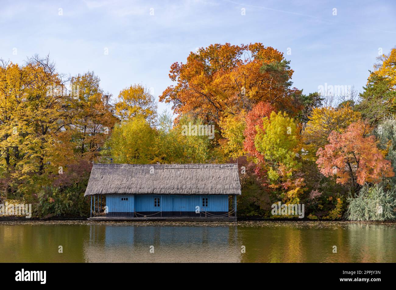 Herastrau Lac et Parc à l'automne - la Maison Bleue Banque D'Images