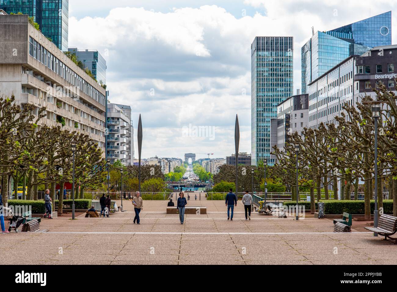 Esplanade du Charles de Gaulle dans le quartier de la Défense, vue est sur l'Arc de Triomphe, Paris Banque D'Images