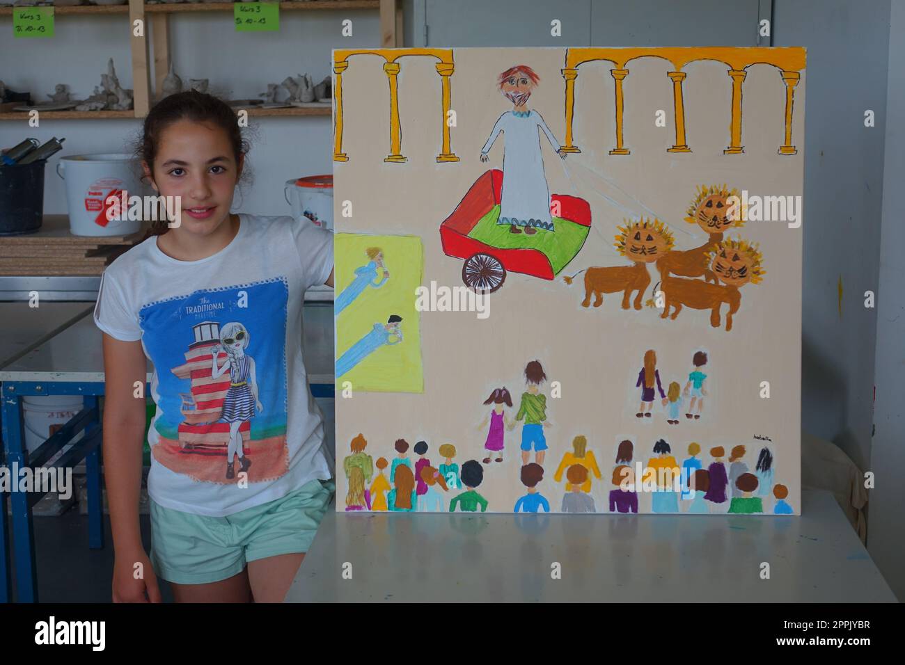 fille, 11 ans, sourire, heureux, yeux bruns, cheveux bruns, apprendre à dessiner, image auto-peinte Banque D'Images