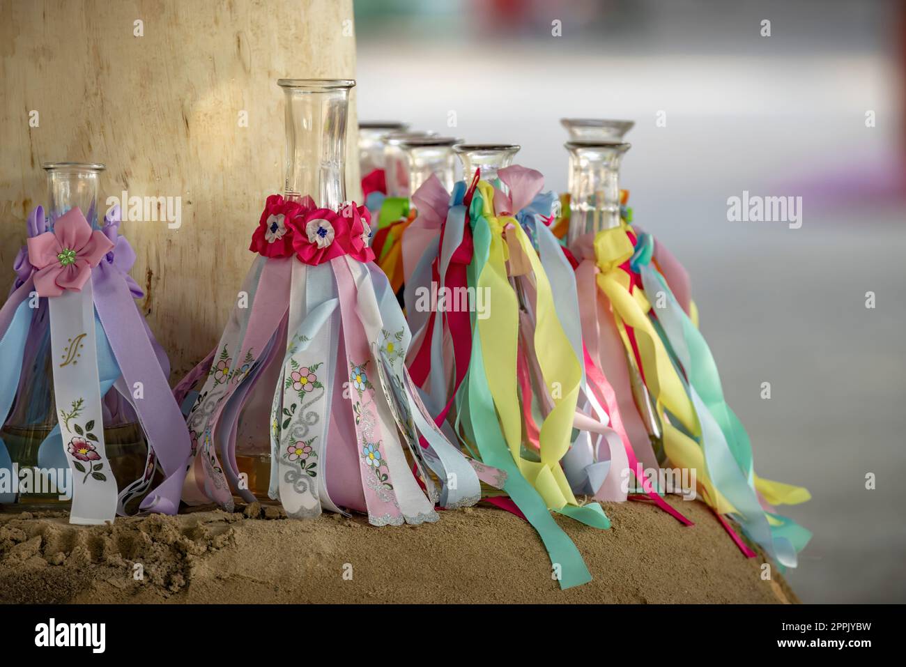 Détail de la décoration folklorique sur les bouteilles de vin, Rakvice, Moravie du Sud, République tchèque Banque D'Images