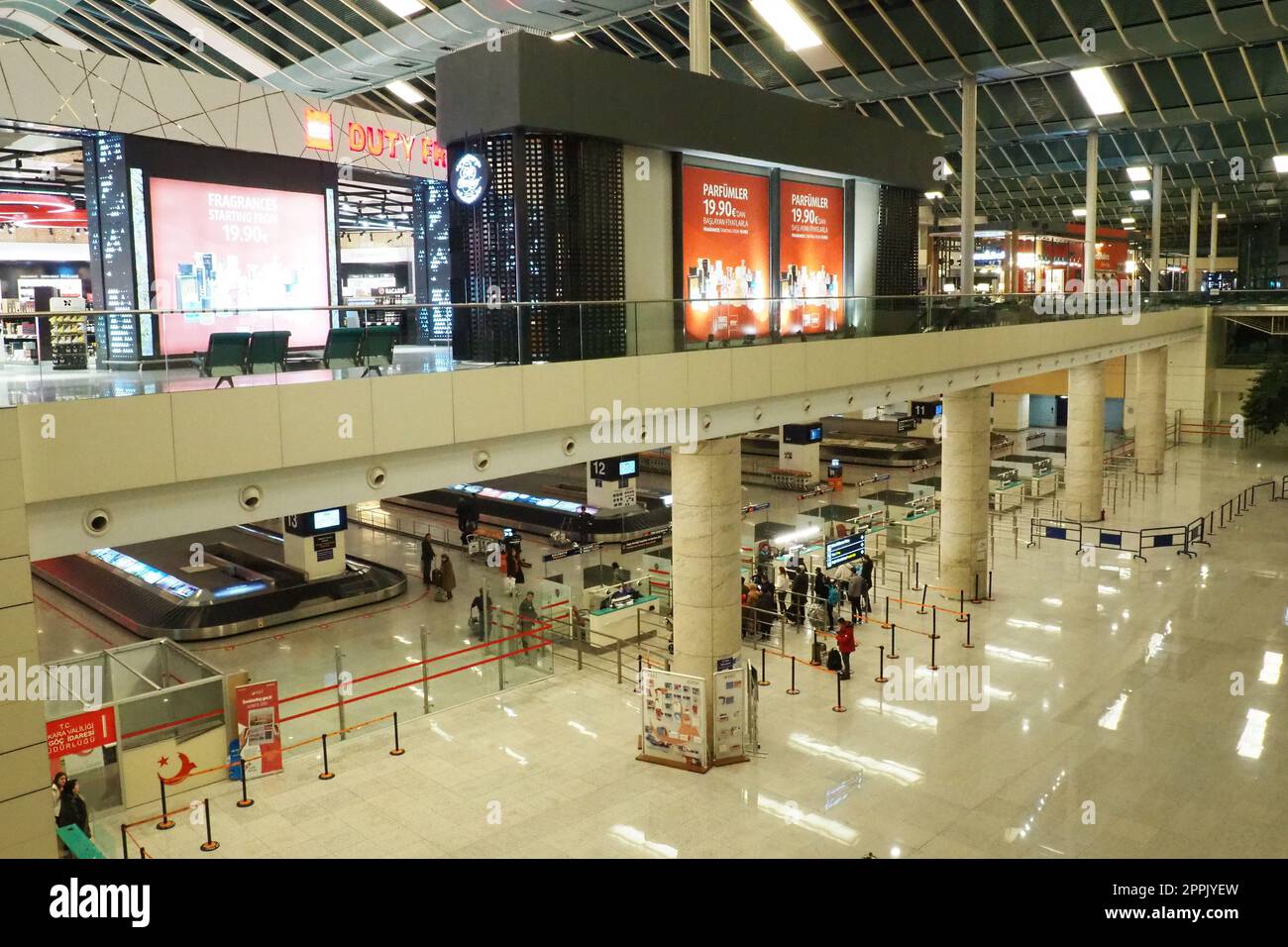 Ankara, Turkiye, aéroport Esenboga Havalimani, 01.18.2023 hall ou couloir. Intérieur de l'aéroport. Les gens font la queue et enregistrent les billets. Les passagers se préparent pour le vol. Sûreté aérienne. Banque D'Images