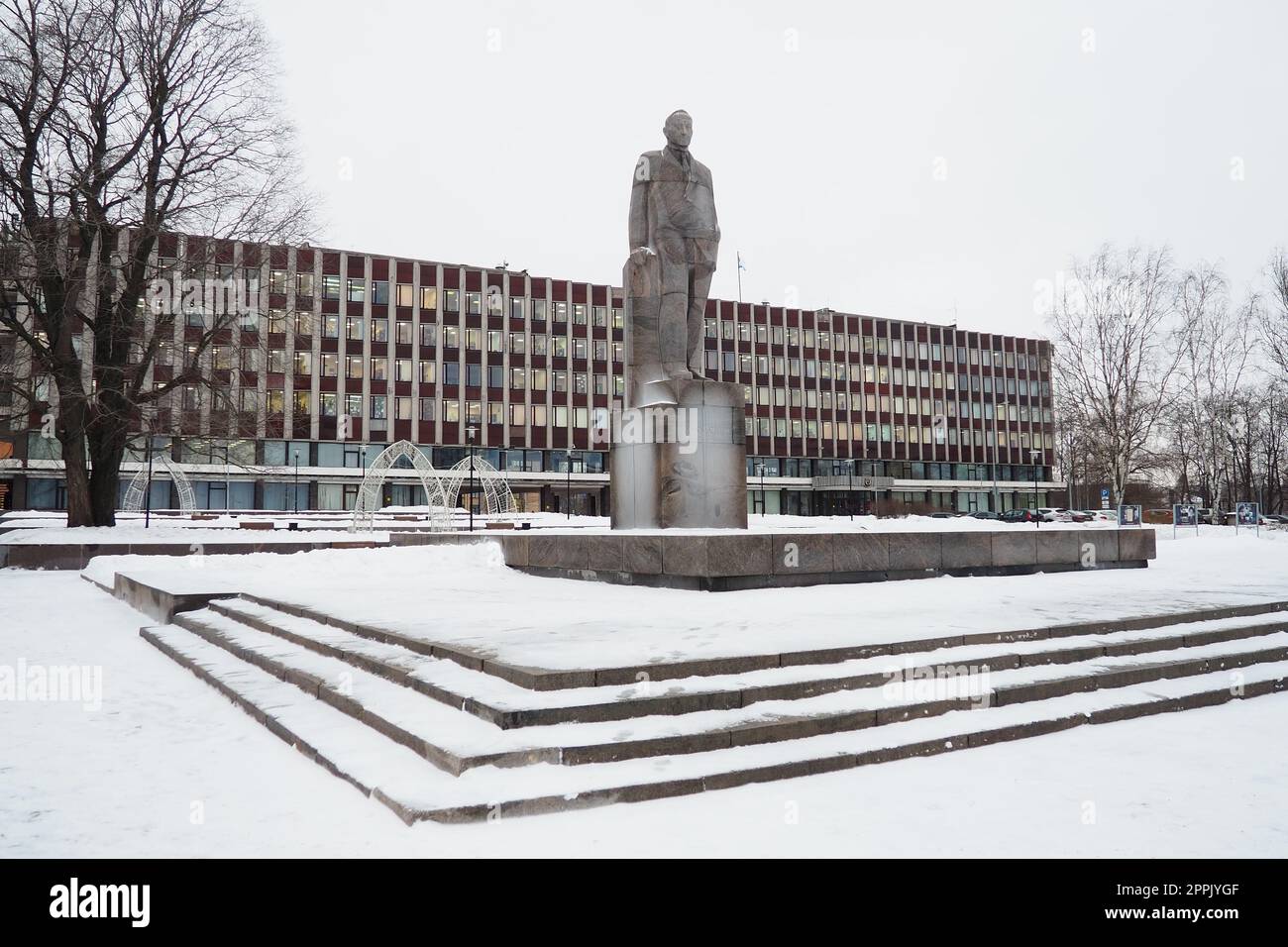 Petrozavodsk, Carélie, Russie, 16 janvier 2023 Monument à Otto Wilhelmovitch Kuusinen, homme d'État soviétique russe, chef politique et de parti, installé sur la place Sovietskaïa dans la capitale de la Carélie Banque D'Images
