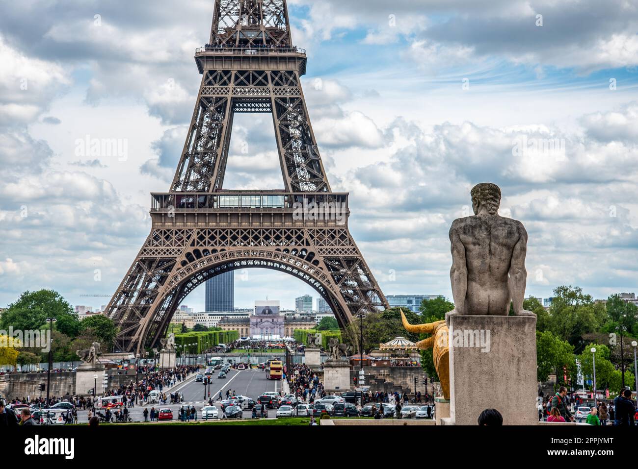 Vue sur la Tour Eiffel depuis le jardin du Trocadéro, sculpture en pierre du jardin au premier plan, Paris Banque D'Images