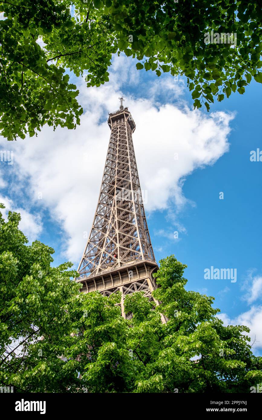 Vue sur la Tour Eiffel en été, Paris Banque D'Images