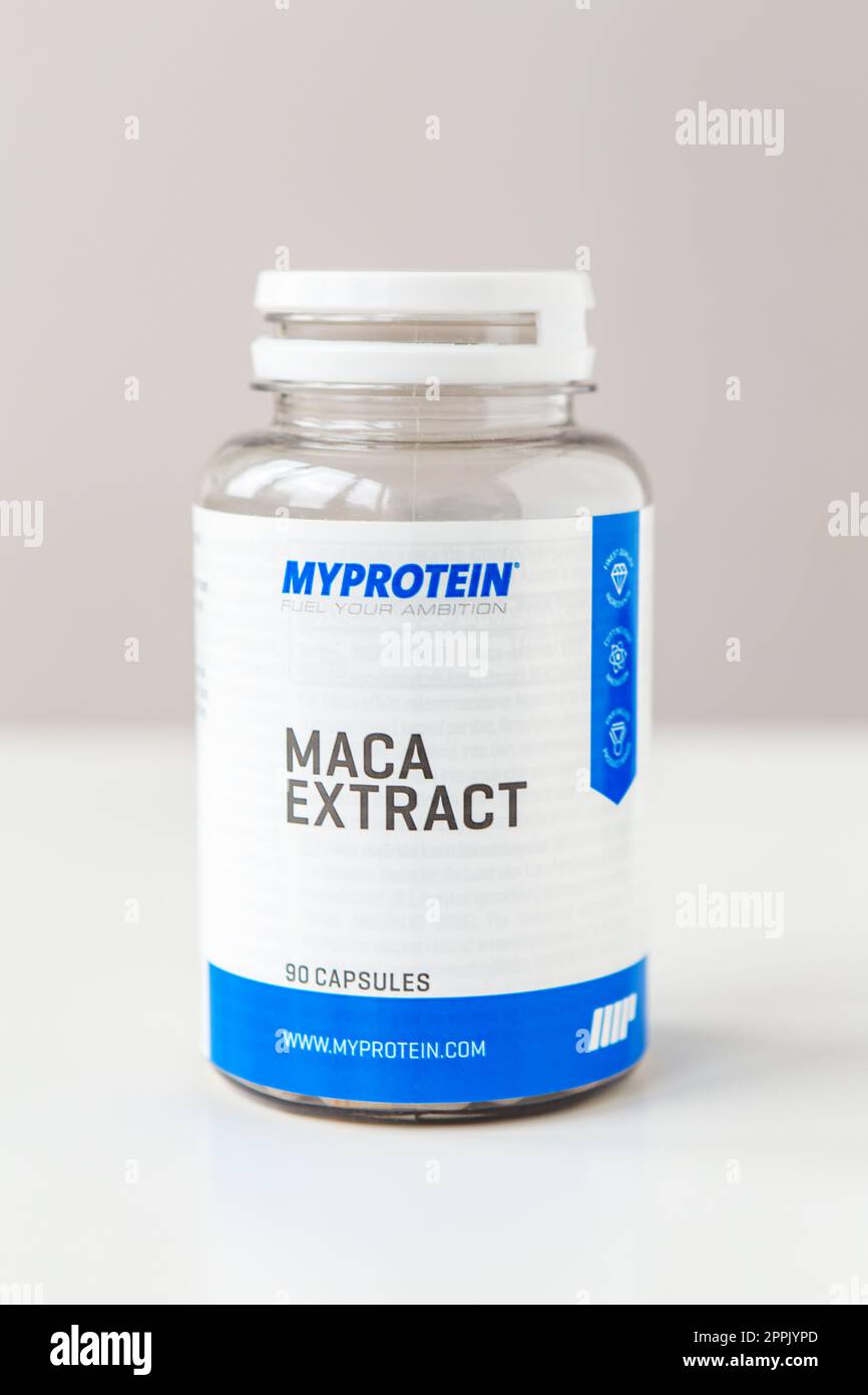 Kiev, Ukraine - 27 janvier 2022 : JAR avec capsules Maca extrait de My Protein. Capsule à base de plantes de la plante de ginseng péruvien c'est un supplément nutritionnel et un médicament pour les hommes - pilules aphrodisiaques. Banque D'Images