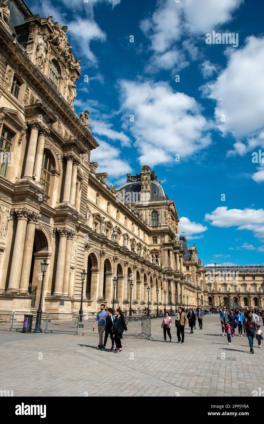 Célèbre palais du Louvre emblématique à Paris par une journée d'été ensoleillée Banque D'Images
