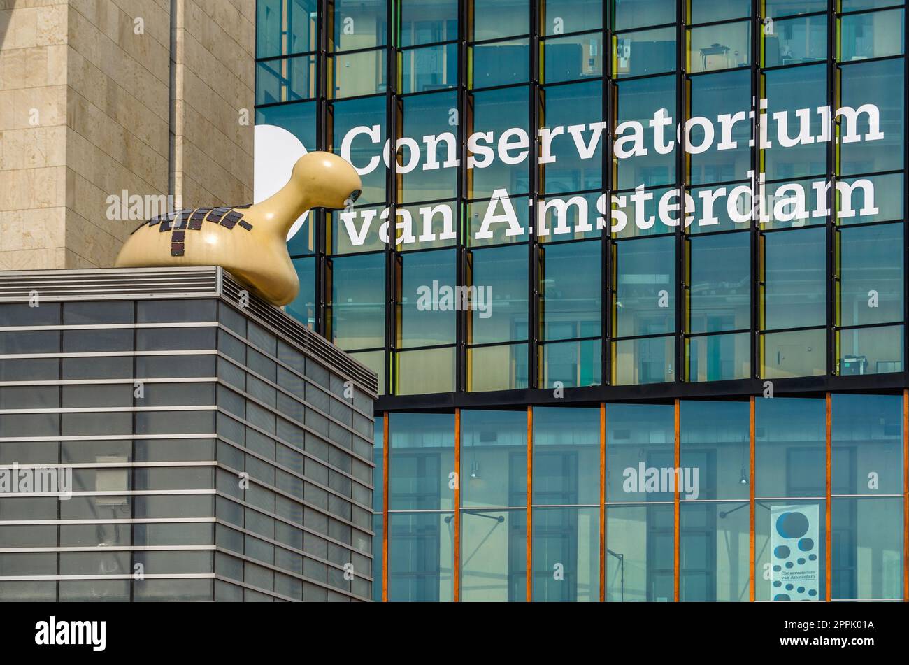 AMSTERDAM, PAYS-BAS - 24 AOÛT 2013 : entrée au Conservatorium van Amsterdam, un conservatoire néerlandais de musique, situé dans un bâtiment moderne à l'Oosterdokseiland, près de la gare centrale d'Amsterdam Banque D'Images