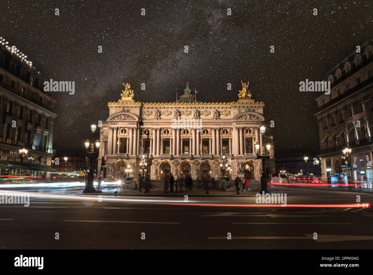 Célèbre Opéra de Paris la nuit, lumières de la circulation qui mène autour Banque D'Images