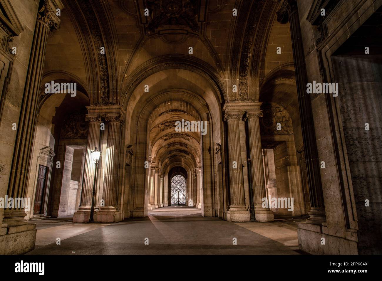 Le célèbre Palais du Louvre de Paris la nuit Banque D'Images