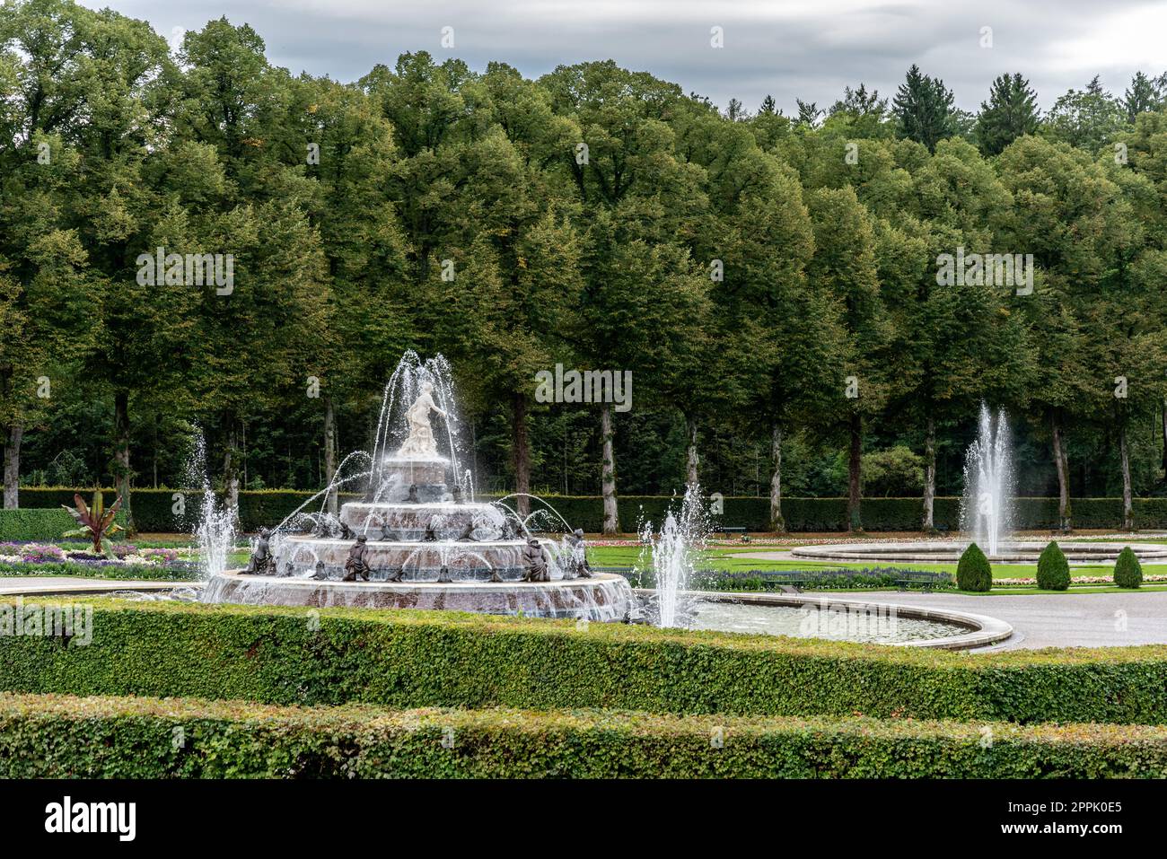 Fontaine principale dans le jardin du palais de Herrenchiemsee à Chiemsee Banque D'Images