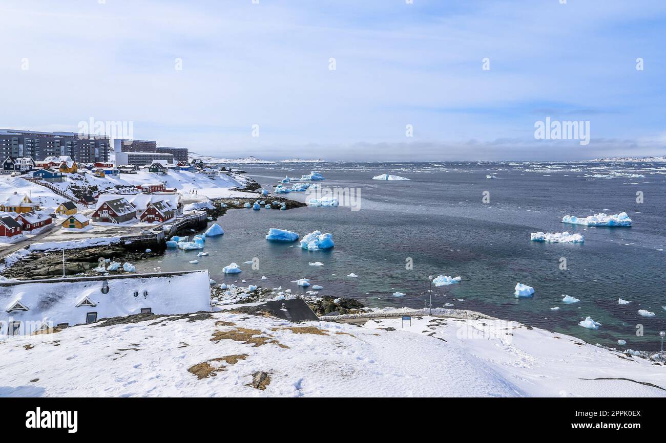 Panorama du vieux port de Nuuk avec des icebergs bleus dérivant dans le lagon, Nuuk, Groenland Banque D'Images