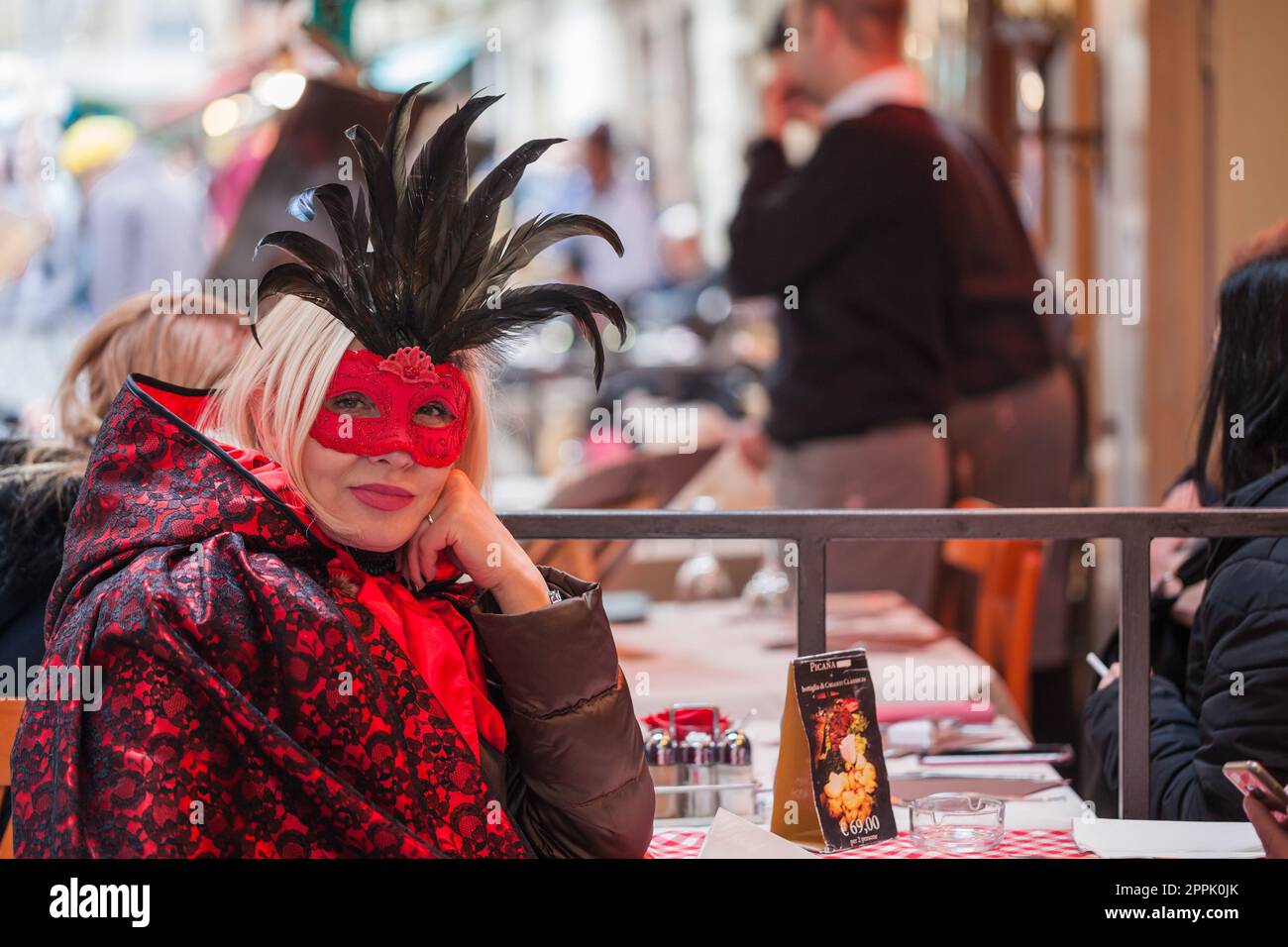 Venise, Italie - février 2019 : Carnaval de Venise, tradition italienne typique et fête avec masques en Vénétie. Banque D'Images