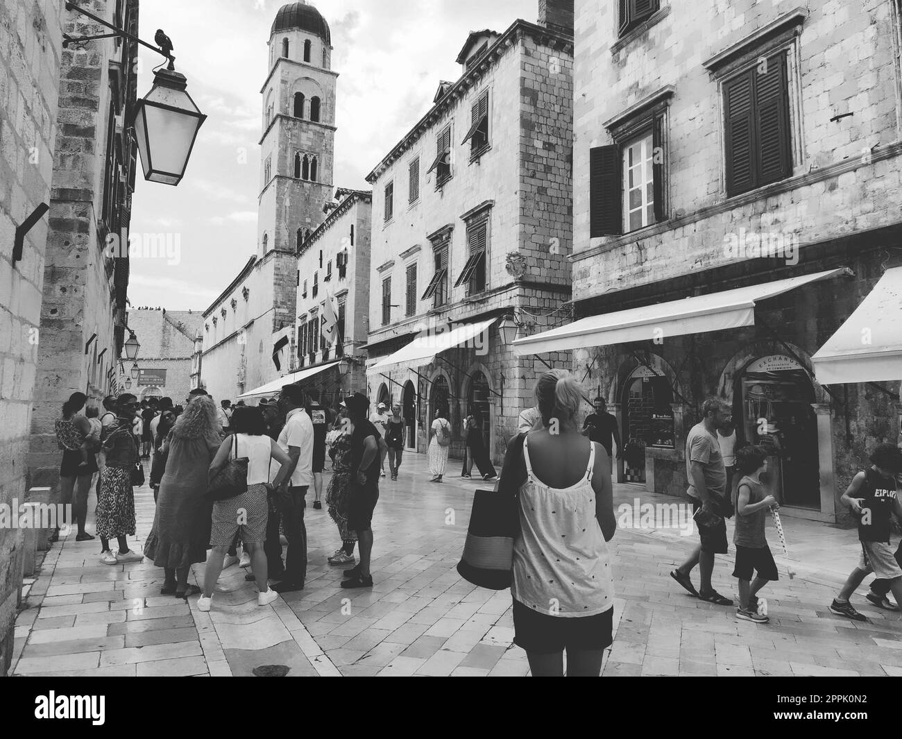 Stradun, Stradone est la rue principale du centre-ville historique de Dubrovnik en Croatie. sites architecturaux. Un endroit populaire pour les promenades touristiques. Les gens marchent le 14 août 2022 Noir et blanc Banque D'Images