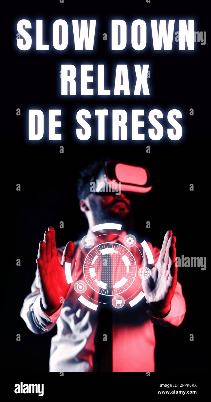 Panneau indiquant Slow Down Relax de stress. Concept signifiant avoir une pause réduire les niveaux de stress repos calme Banque D'Images