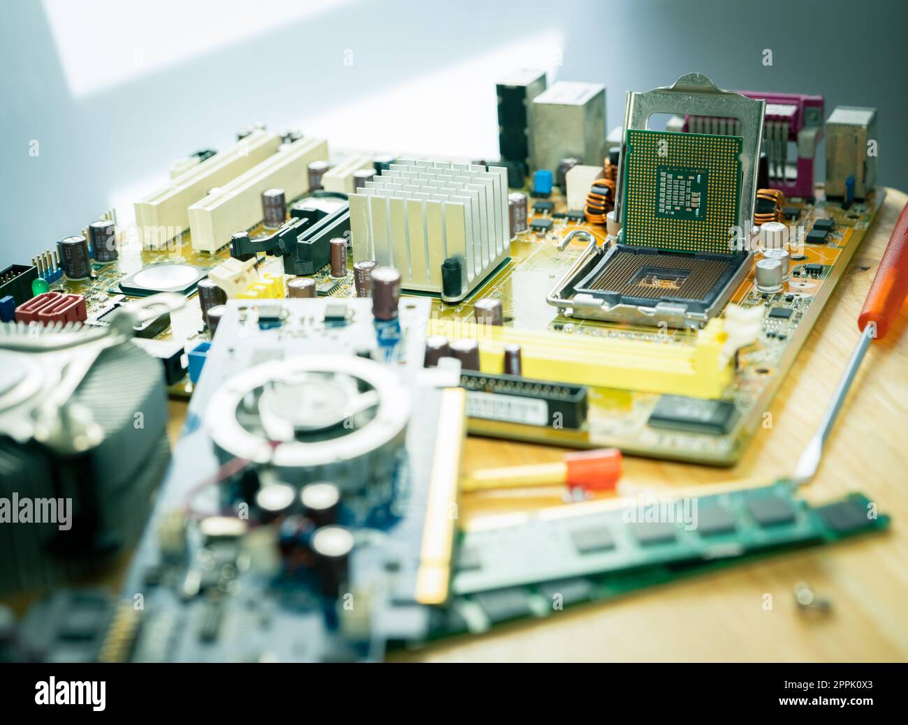 Puce d'ordinateur a focalisation Selective sur support. Chipset sur la carte de circuit électronique de la carte mère de PC à l'atelier de réparation. Puce CPU. Composants électroniques. Matériel informatique. Mettez à niveau la puce du processeur de l'ordinateur. Banque D'Images
