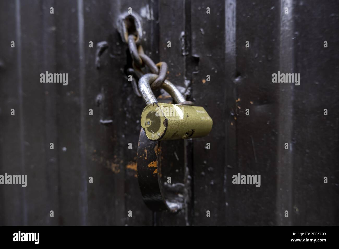 Cadenas anciens sur une porte Banque D'Images