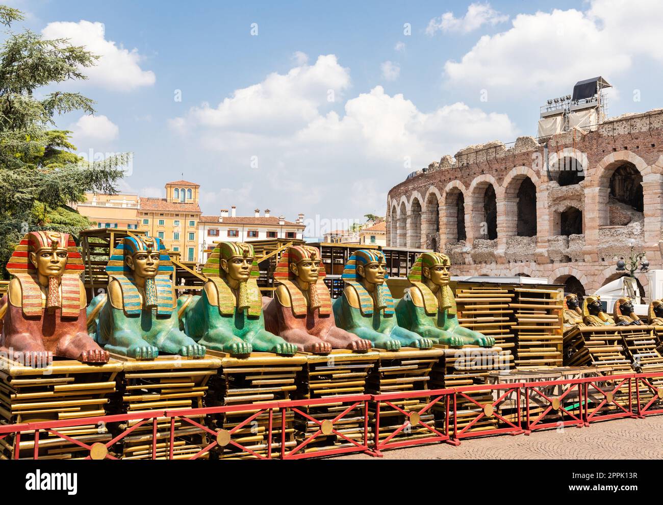 Vérone, Italie - préparer la scène pour la performance de théâtre dans la célèbre Arena di Verona Banque D'Images