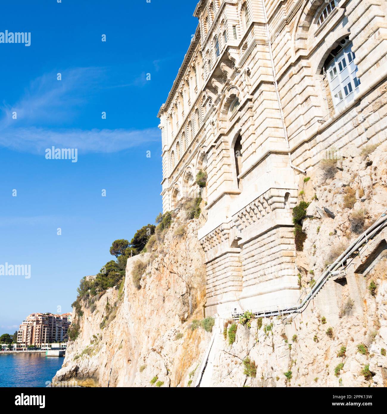 Principauté de Monaco - Musée Océanographique extérieur avec panorama, mer bleue et ciel. Banque D'Images