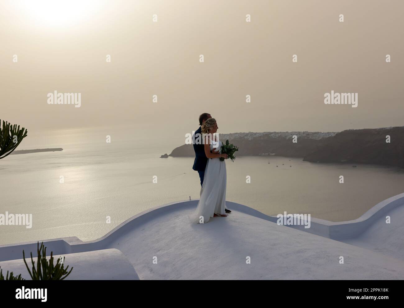 La mariée et le marié lors d'une séance photo romantique à Imergovigli sur l'île de Santorini. Banque D'Images