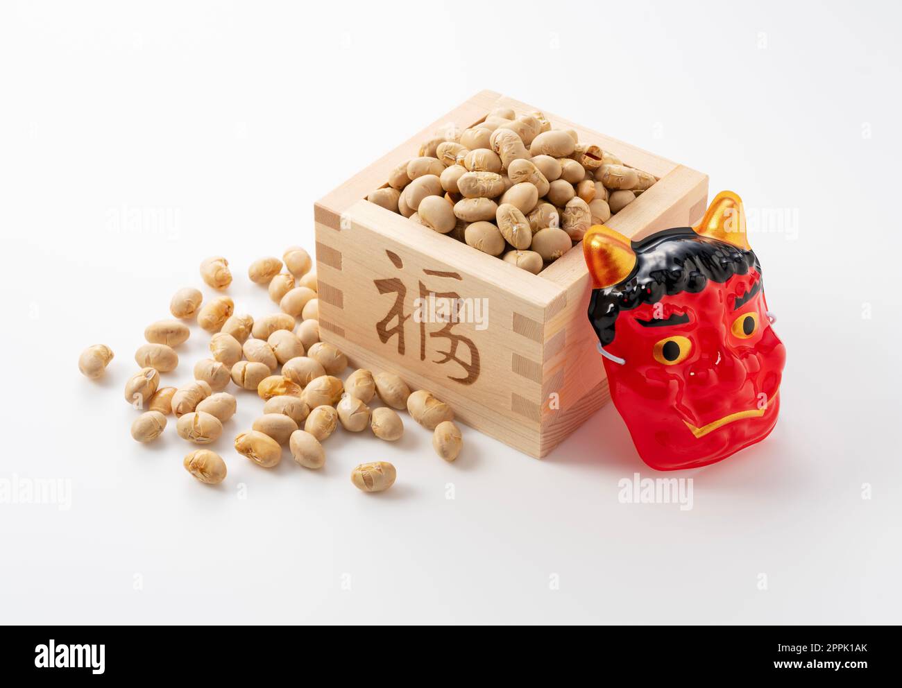 Haricots pour lancer des haricots et masques d'ogres placés sur un fond blanc. Ogres japonais. Banque D'Images