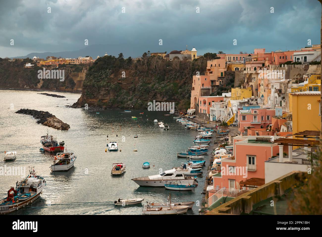 Beau village de pêcheurs, Marina Corricella sur l'île de Procida, baie de Naples, Italie. Banque D'Images