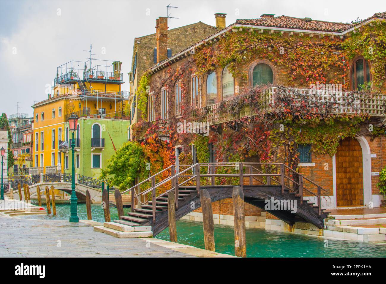 Voyages et tourisme à Venise : maisons colorées sur les canaux Banque D'Images