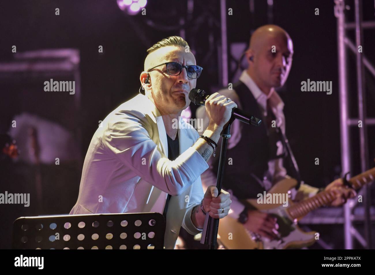 Francesco “Kekko” Silvestre du groupe de Moda' se produit lors du concert à l'Auditorium Parco della Musica à Rome, Italie, sur 23 avril 2023 Banque D'Images