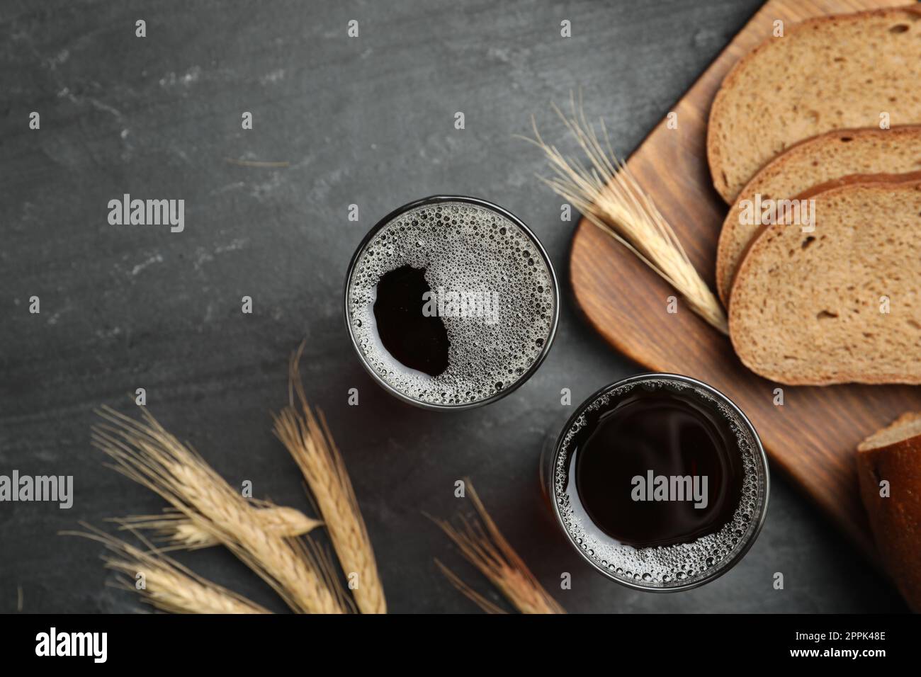 Délicieux kvass, pain et pointes sur table en ardoise noire, plat Banque D'Images