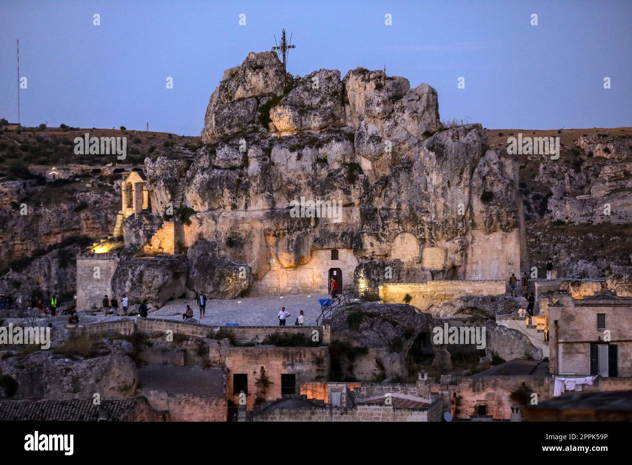 Dans les bâtiments illuminés incroyable quartier Sassi ancien par nuit à Matera, bien connu pour leurs anciennes habitations troglodytiques. La Basilicate. Italie Banque D'Images