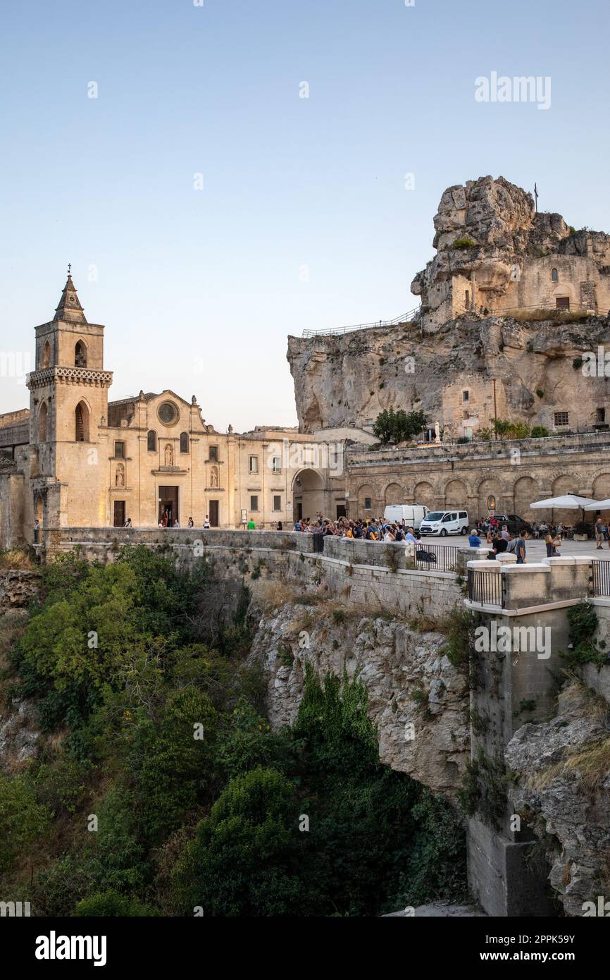 Vue à l'église de San Pietro caveoso et sur le sommet de la colline de l'église de Sainte Marie d'Idris à Matera, Basilicate, Italie Banque D'Images