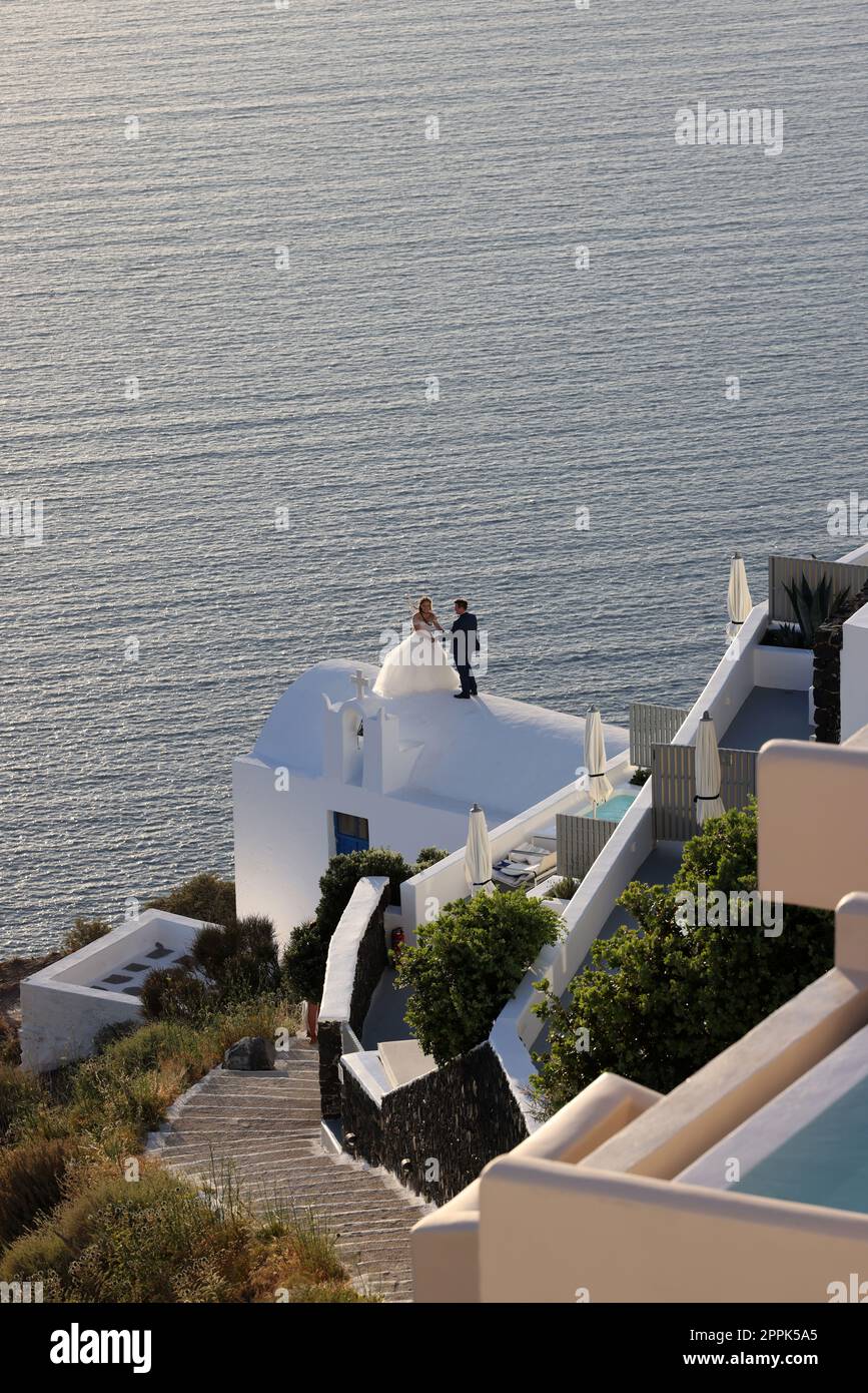 La mariée et le marié lors d'une séance photo romantique à Imergovigli sur Santorini Banque D'Images