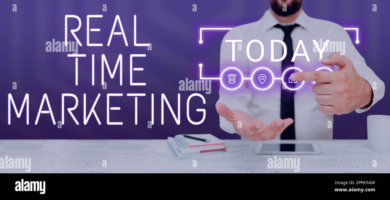 Inspiration montrant l'enseigne marketing en temps réel. Stratégie d'entreprise axée sur les tendances actuelles et les commentaires des clients Banque D'Images