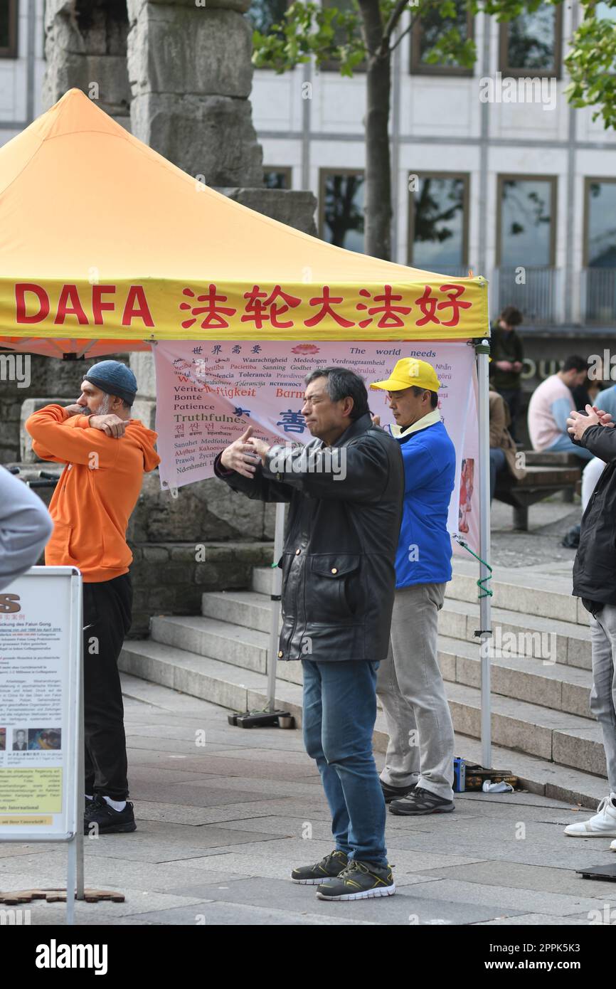 Coup de feu vertical de personnes manifestant à Cologne contre le trafic d'organes de membres de Falun Gong Banque D'Images