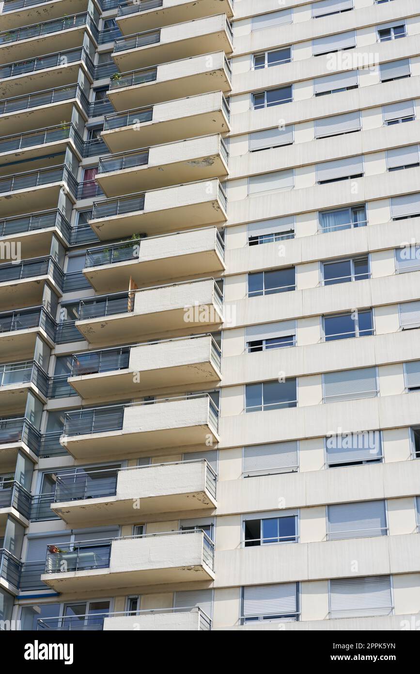 Immeuble résidentiel en béton de plusieurs étages dans la ville de Mulhouse en France Banque D'Images