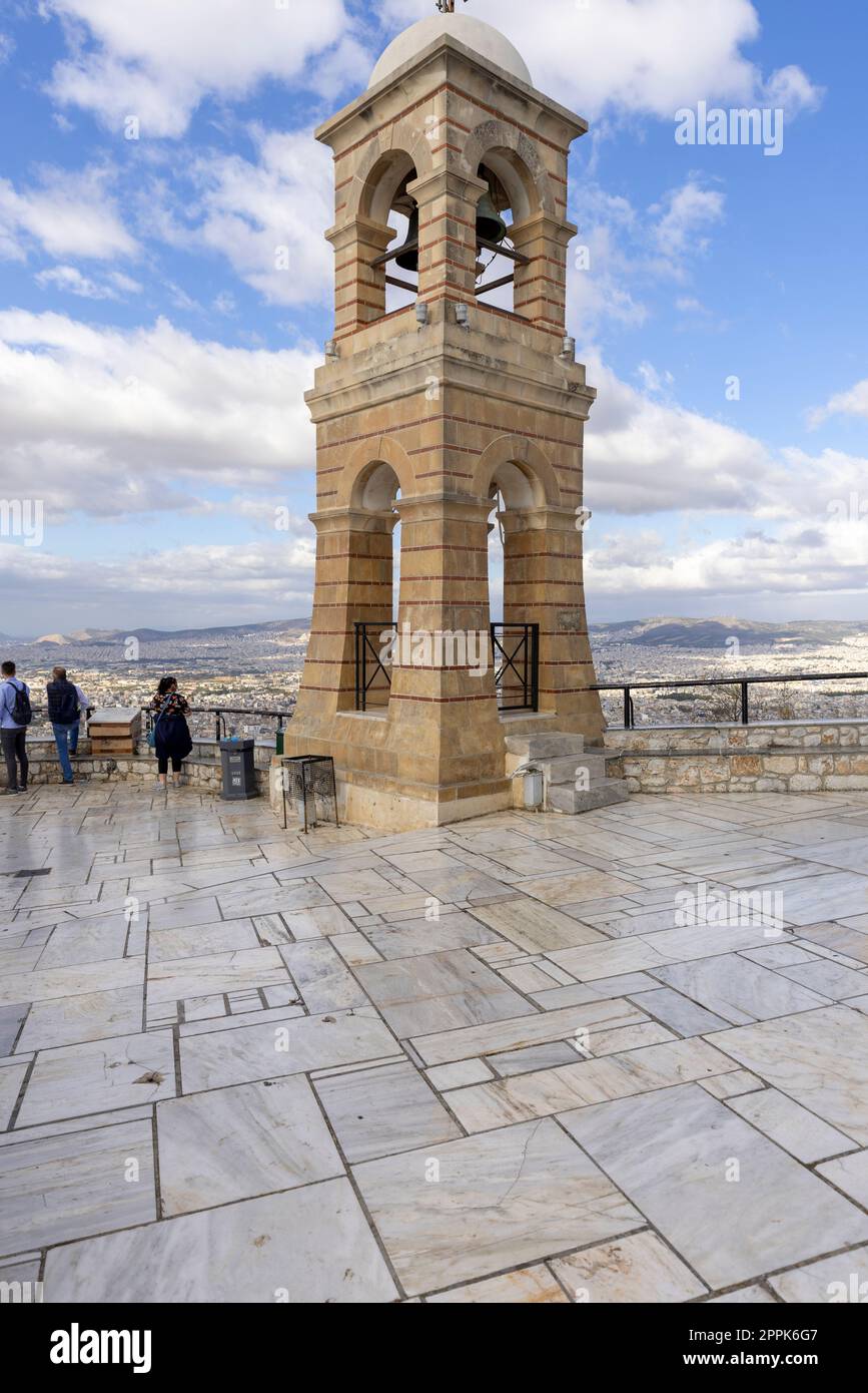 Pont d'observation au sommet du mont Lycabette avec clocher de la chapelle Saint-Georges, Athènes, Grèce. Banque D'Images