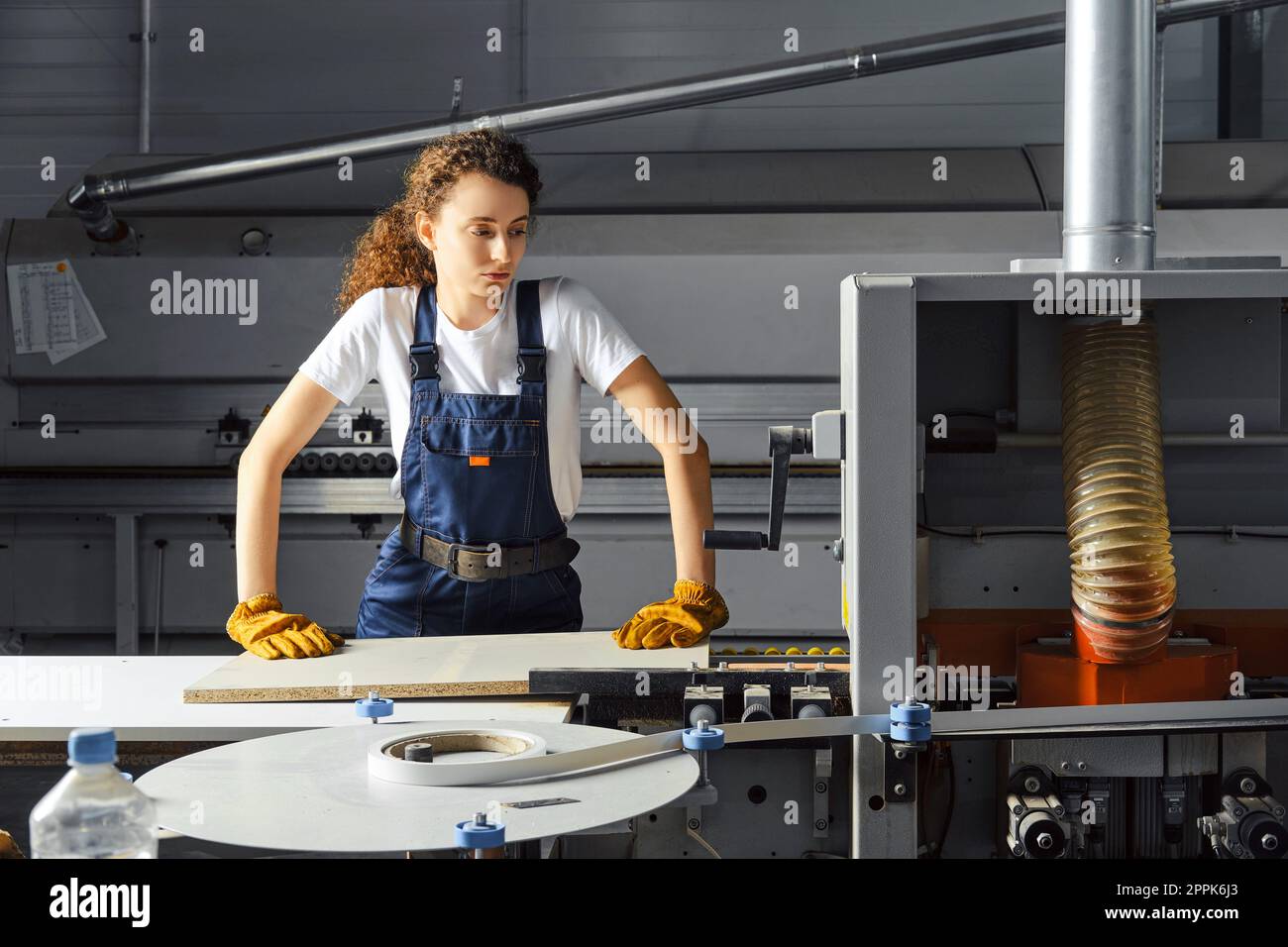 Female carpenter travaillant en atelier Banque D'Images