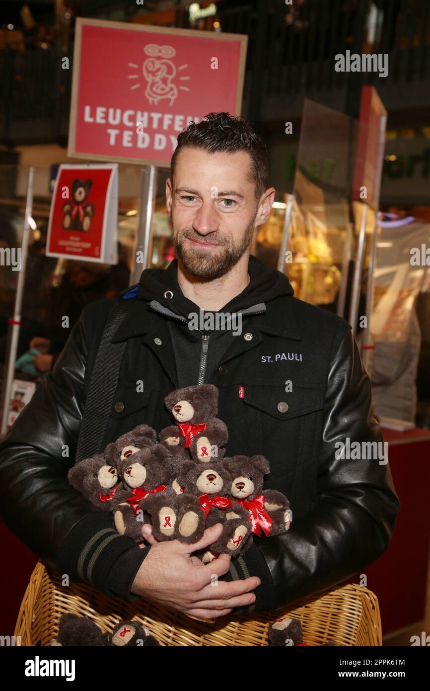 Jan Philipp Kalla, Leuchtfeuer Charity Aktion, vente d'ours en peluche, gare centrale de Hambourg, 17.11.2022 Banque D'Images