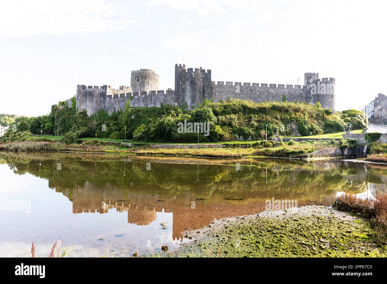 Le château de Pembroke (gallois : Castell Penfro) est un château médiéval situé dans le centre de Pembroke, dans le Pembrokeshire, au pays de Galles. pays de galles, pembrokeshire, château de pembroke Banque D'Images