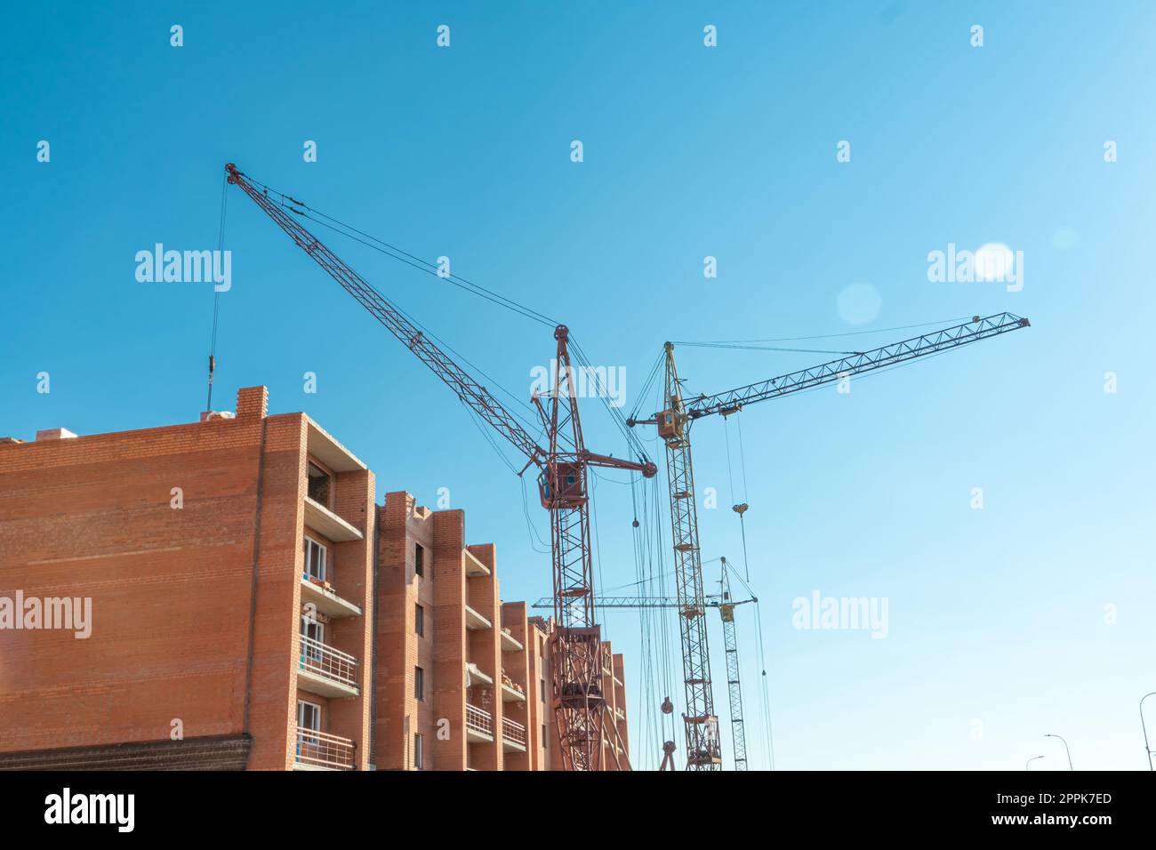 Chantier de construction avec une grue.Construction à long terme.Un nouveau bâtiment en construction, vue de bas en haut.gratte-ciel non fini, construction gelée.Construction non finie d'un immeuble résidentiel de plusieurs étages Banque D'Images