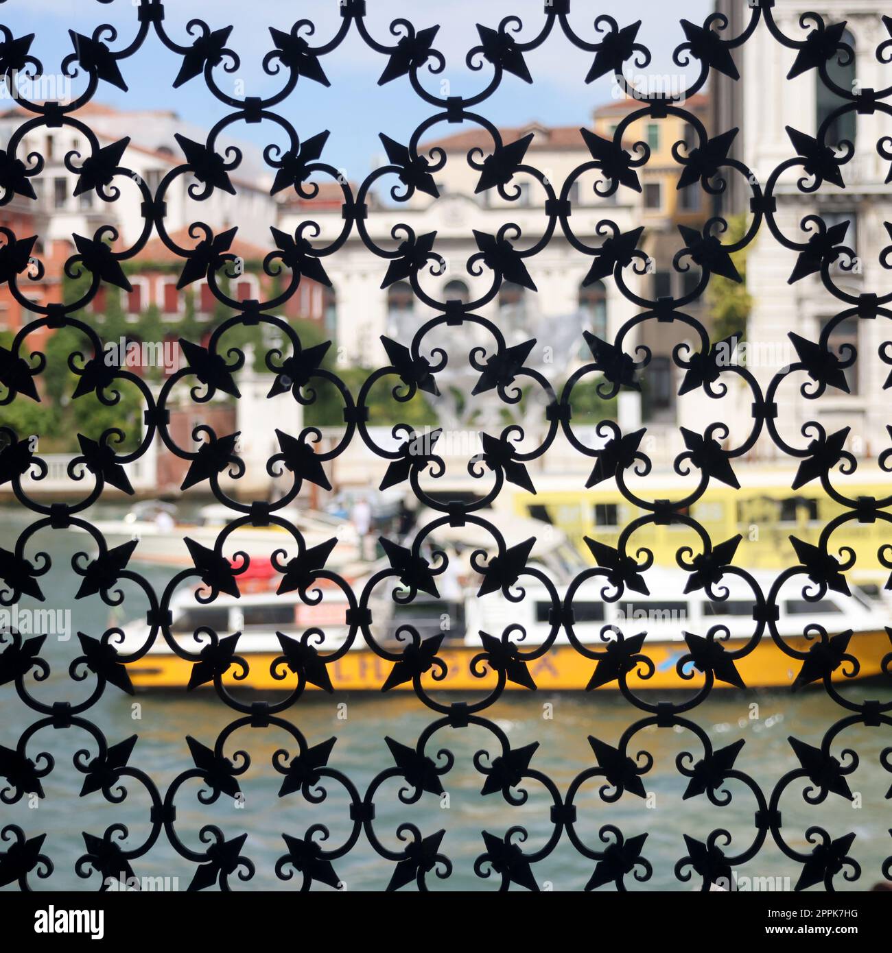 Détail d'une ancienne fenêtre avec grille en fer forgé. Venise Banque D'Images