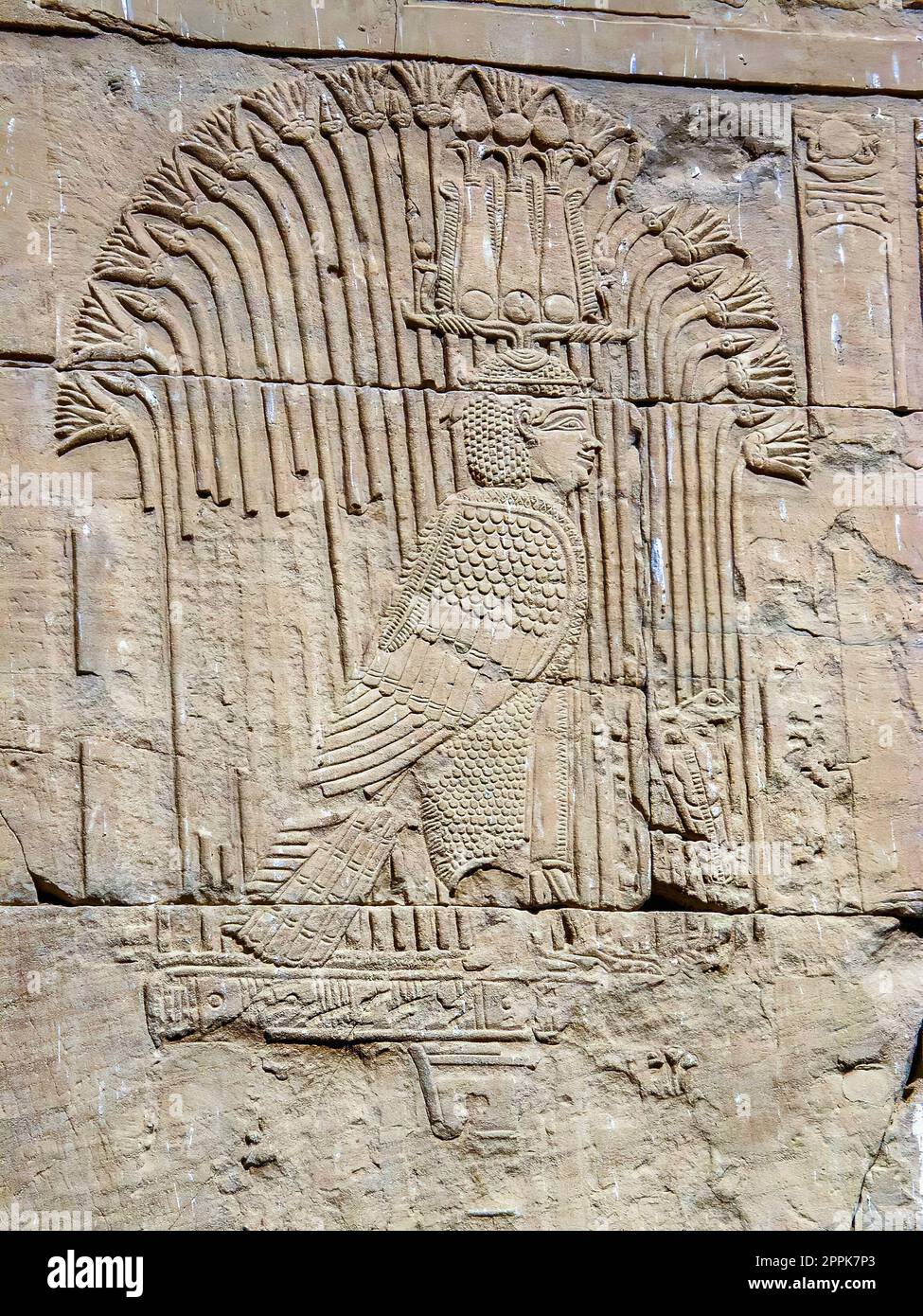Corps d'oiseau à tête humaine représentant un dieu mythologique égyptien antique sculpté sur le mur du temple de Kom Ombo près d'Assouan. Banque D'Images