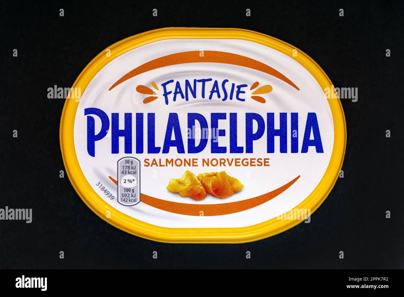 Kiev, Ukraine - 01 février 2022 : emballage du fromage à la crème Philadelphie avec du saumon norvégien sur fond noir gros plan. Philadelphia Cream Cheese est un produit appartenant à la famille de marques Kraft. Banque D'Images