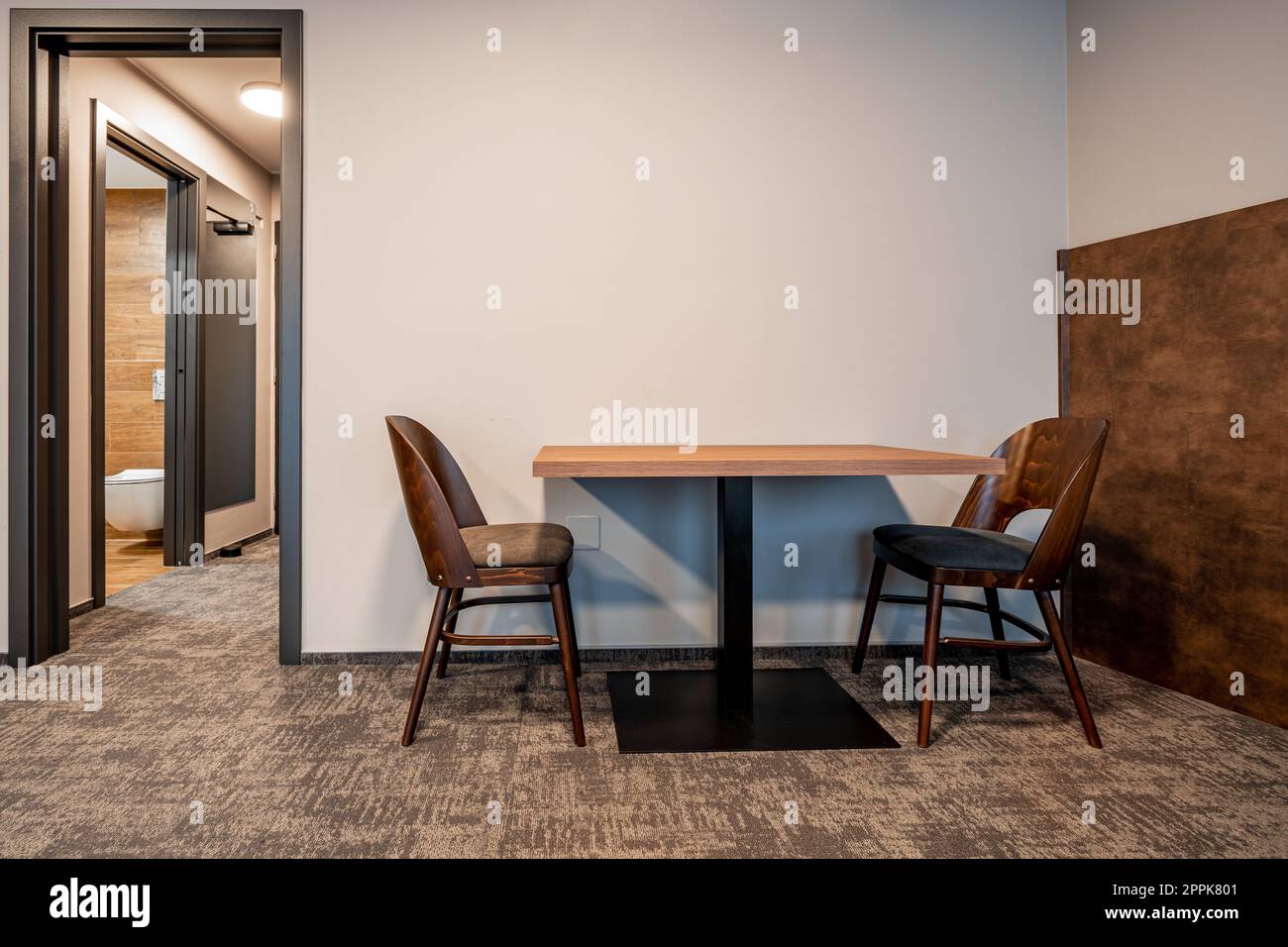 table et chaises dans la chambre d'hôtel Banque D'Images
