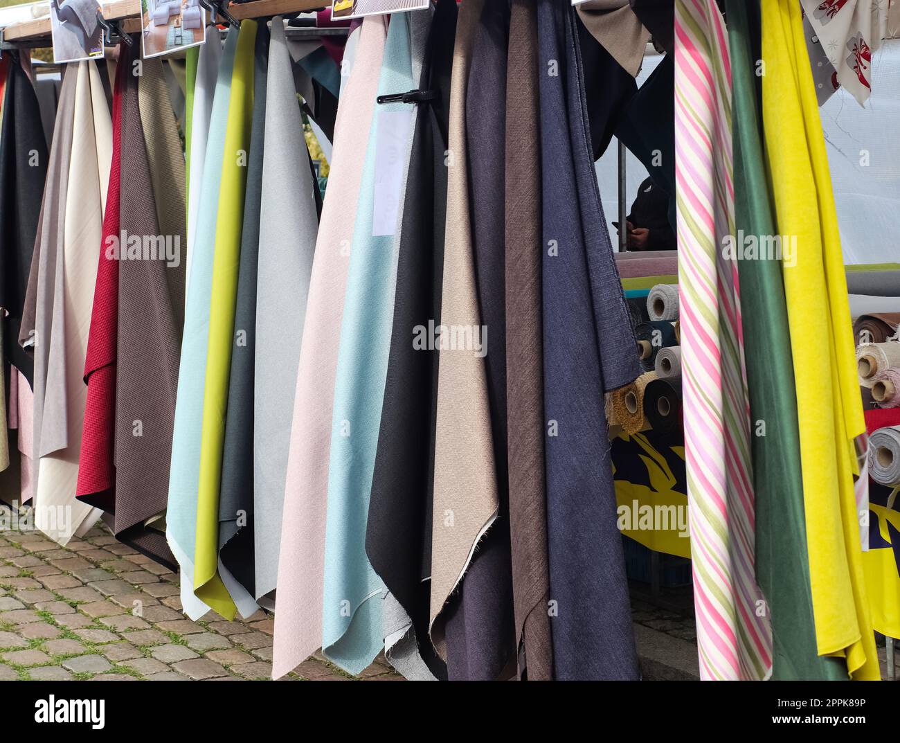 Échantillons de tissus et de tissus de différentes couleurs trouvés sur un marché de tissus en Allemagne Banque D'Images